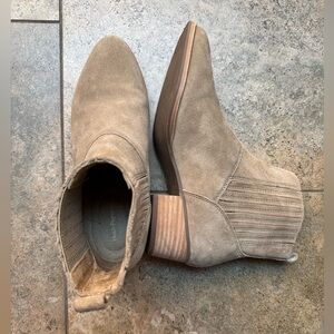 Hush Puppies Sierra Chelsea Suede Taupe Ankle Boots Women's Size 7M